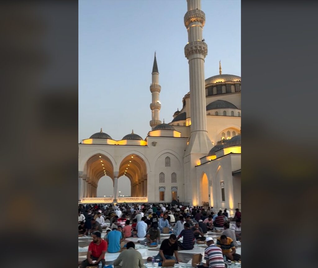 Thousands Of People Have Iftar At Sharjah Mosque